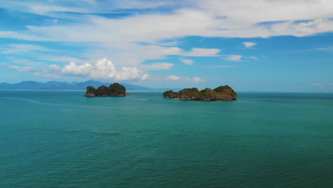 Segeln-Mit-Dem-Boot-Durch-Zwei-Erstaunliche-Gebirgige-Inseln,-Pulau-Gasing-Und-Pulau-Pasir