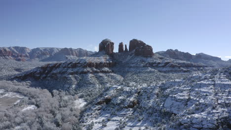 Luftaufnahme-1-Von-Cathedral-Rock-In-Der-Nähe-Von-Oak-Creek,-Sedona,-Arizona---Nach-Einem-Schneefall