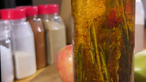 Nahaufnahme-Von-Mit-Kräutern-Angereichertem-Olivenöl