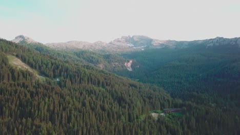 Vorwärts-Zeigen-Luftaufnahme-In-Den-Alpen-Mit-Einem-Gipfel-Im-Hintergrund