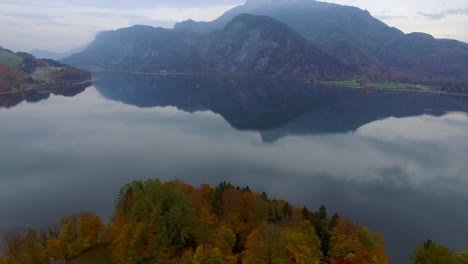 Luftdrohnenaufnahme-Eines-Sees-Mit-Alpiner-Landschaft-Im-Hintergrund,-4k-Uhd