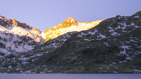 Winter-sunrise-at-Gredos-Mountains