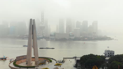 Freier-Sicht-Auf-Das-Denkmal-Für-Die-Helden-Des-Volkes-Vor-Einem-Nebligen-Stadtbild-Von-Shanghai
