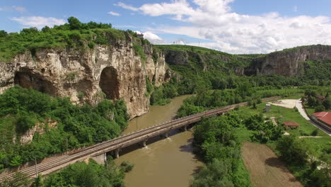 Hohe-Steile-Klippen-Und-Ein-Fluss,-Der-Von-Einer-Eisenbahnlinie-In-Der-Nähe-Von-Lukovit,-Bulgarien,-überquert-Wird