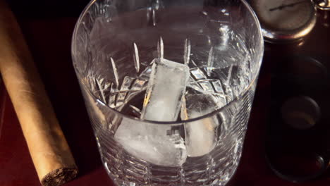 Zeitlupe-Von-Eiswürfeln,-Die-In-Kristallglas-Fallen-Gelassen-Werden