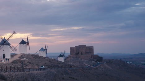 Windmühlen-In-Consuegra,-Kastilien-La-Mancha-Während-Des-Sonnenuntergangs