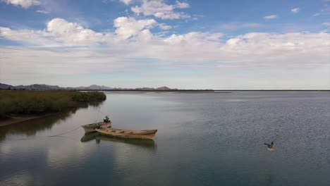 Vuelo-De-Drones-Sobre-La-Laguna-De-Barcos-De-Pescado