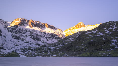 Wintersonnenaufgang-In-Den-Gredos-Bergen