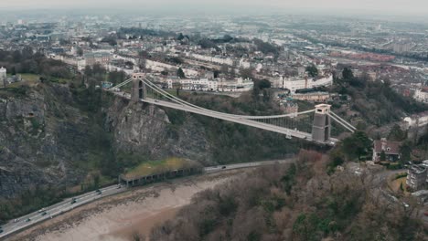 Luftaufnahme-Der-Clifton-Suspension-Bridge,-Die-Während-Des-Bewölkten-Tages-über-Den-Fluss-Avon,-Bristol,-Kreist