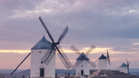 Windmühlen-In-Consuegra,-Kastilien-La-Mancha-Während-Des-Sonnenuntergangs