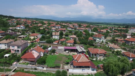 Fliegen-über-Ein-Bulgarisches-Dorf-Mit-Häusern