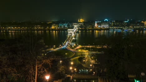 Zeitraffer-Einer-Geschäftigen-Stadt-Mit-Vielen-Autos-Bei-Nacht,-Budapest,-4k-Uhd