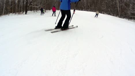 Women-on-ski-shot-from-behind