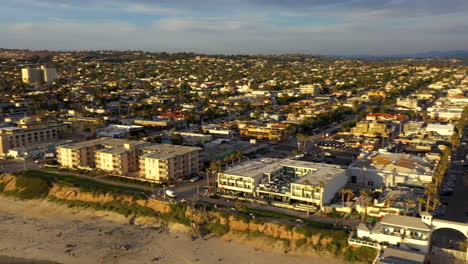 Drohne-Schwenkt-Nach-Links-über-Crystal-Pier-In-Pacific-Beach,-Einer-Strandgemeinde-In-San-Diego,-Kalifornien