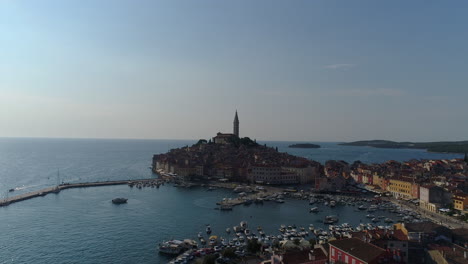 Aerial-Drone-Shot-of-a-small-City-in-Croatia-at-the-Sea,-flying-straight-forward,-4k-UHD