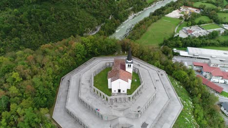 Toma-Aérea-De-Drones-De-Una-Iglesia-En-Eslovenia,-Inclinando-La-Cámara,-4k-Uhd