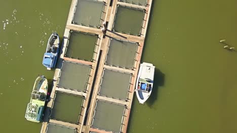 Vista-Aérea-De-Drones-Sobre-Muelles-De-Barcos-En-Slough