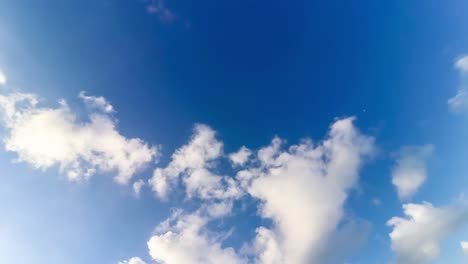 Dies-Ist-Ein-4k-Video-Eines-Zeitraffers-Von-Wolken,-Die-In-Schneller-Bewegung-An-Einem-Wunderschönen-Blauen-Himmel-Vorbeiziehen