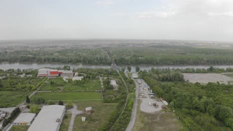 Reenviando-El-Dron-Para-Capturar-El-Viejo-Puente-Del-Ferrocarril,-Este-Puente-Es-Para-Uso-Industrial-En-El-Distrito-De-Brcko-En-Bosnia-Y-Herzegovina