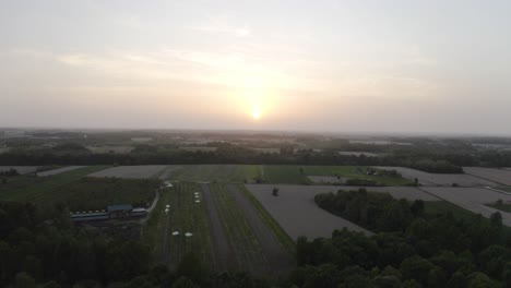 Weiterleiten-Der-Drohne,-Um-Den-Sonnenuntergang-In-Diesem-Wunderschönen-Flachen-Land-Einzufangen
