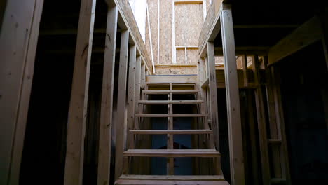 Casa-De-Nueva-Construcción---Mirando-Hacia-Arriba-Las-Escaleras