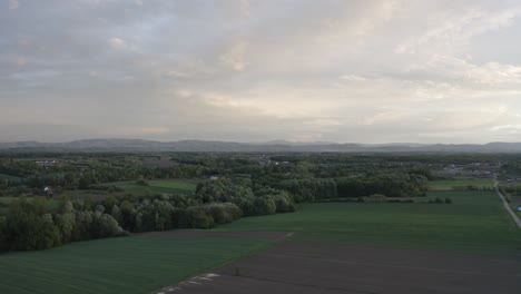 Weiterleitung-Der-Drohne,-Um-Den-Wunderschönen-Sonnenuntergang-Und-Die-Majevische-Berglandschaft-In-Bosnien-Und-Herzegowina-In-Der-Ferne-Einzufangen