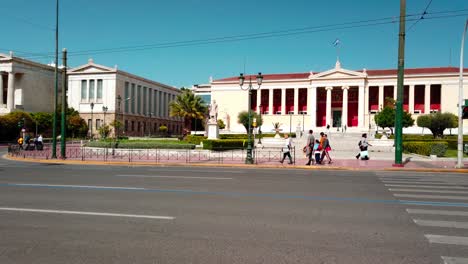 Plaza-Panepistimio-Con-La-Universidad-De-Atenas,-La-Biblioteca-Nacional-De-Grecia-Y-La-Academia-De-Atenas