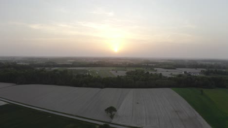 Weiterleiten-Der-Drohne,-Um-Den-Sonnenuntergang-In-Diesem-Wunderschönen-Flachen-Land-Einzufangen