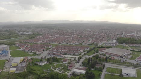 Weiterleitung-Der-Drohne,-Um-Einen-Teil-Der-Kleinen-Stadt-Im-Bezirk-Brcko-In-Bosnien-Und-Herzegowina-Zu-Filmen