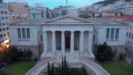 La-Biblioteca-Nacional-De-Grecia,-Frente-Al-Edificio-Con-Una-Estatua