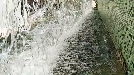 Close-up-or-fountain-water-drops-to-small-pool-in-the-city