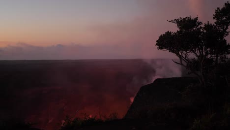 Dunkler-Postapokolyptischer-Typ-Weitschuss-Im-Vulkan-Nationalpark-Auf-Der-Großen-Insel-Hawaii