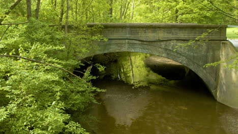 Alte-Brücke-über-Einen-Bach-Im-Wald
