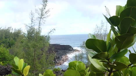 Wunderschöner-Tiefblauer-Ozean-Stürzt-Auf-Die-Felsige-Küste-Der-Großen-Insel-Hawaii