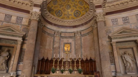Schwenk-Aus-Dem-Inneren-Des-Pantheons-Mit-Blick-Auf-Den-Altar