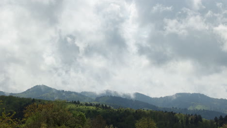 Zeitraffer-Von-Sich-Schnell-Bewegenden-Wolken-über-Dem-Schwarzwald