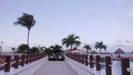 Eine-Brücke-über-Einen-Pool-In-Einem-Mexikanischen-Resort