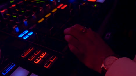 Ein-Nachtclub-DJ,-Der-Ein-Publikum-Unterhält
