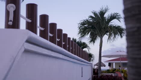 Die-Seite-Einer-Brücke-über-Einem-Pool-In-Einem-Mexikanischen-Resort