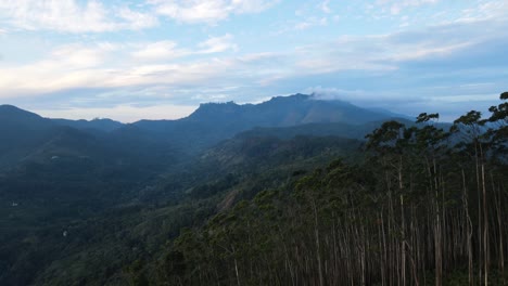 Luftdrohne-Schoss-Entlang-Des-Hügeligen-Abhangs,-Der-Zum-Ella-Felsen-Mit-Berühmtem-Aussichtspunkt-In-Sri-Lanka-Führte,-Während-Er-Bei-Sonnenaufgang-Wanderte