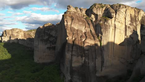 Aerial-panning.-The-rocks-of-Meteora,-Kalabaka,-Greece