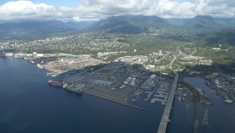 Astilleros-Del-Norte-De-Vancouver-Y-Lonsdale-Desde-Un-Helicóptero-Mirando-Al-Norte-Hacia-El-Segundo-Puente-Estrecho,-La-Montaña-Grouse-Y-La-Montaña-Seymour-En-Columbia-Británica