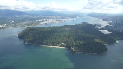 Vancouver-Y-Stanley-Park-Helicopter-Shot-Mirando-Al-Este-Con-3rd-Beach-Y-Lions-Gate-Bridge-En-Columbia-Británica
