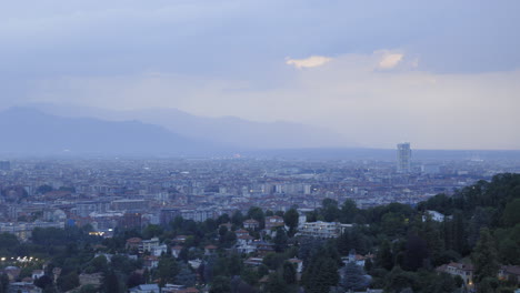 Ciudad-De-Turín,-Italia,-Establecimiento-De-Tiro-Panorámico,-Nubes-De-Lluvia-Dramáticas-Con-Montañas-Distantes