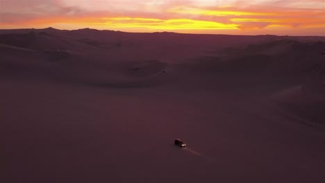 4k-Luftaufnahme-Des-Sonnenuntergangs-In-Huacachina,-Peru