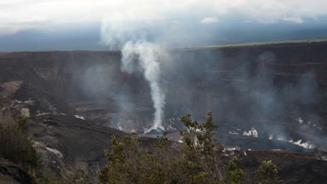 Hohe-Dampfrauchsäule-Erhebt-Sich-Hoch-In-Den-Himmel-Aus-Einem-Ausgebrochenen-Vulkan-In-Einer-Dunklen-Tiefen-Grube-Im-Vulkan-Nationalpark-Auf-Der-Großen-Insel-Hawaii