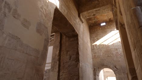 Schwenk-Aus-Dem-Inneren-Des-Luxor-Tempels-Mit-Den-Ruinen