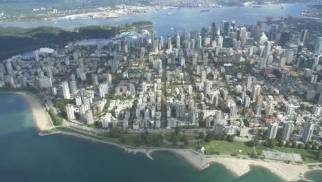 Downtown-Vancouver-Und-Sunset-Beach-Helikopteraufnahme-Mit-Blick-Nach-Osten-In-British-Columbia