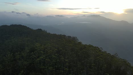 Luftdrohne,-Die-Sich-Vorwärts-Bewegt,-Schoss-über-Den-Ella-Felsen-Mit-Dem-Berühmten-Aussichtspunkt-Visum-In-Sri-Lanka-Beim-Wandern-Bei-Sonnenaufgang