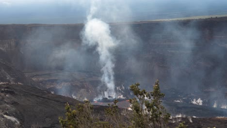 Eine-Große-Rauchsäule-Steigt-Aus-Einem-Großen-Krater-Im-Vulkan-Nationalpark-Auf